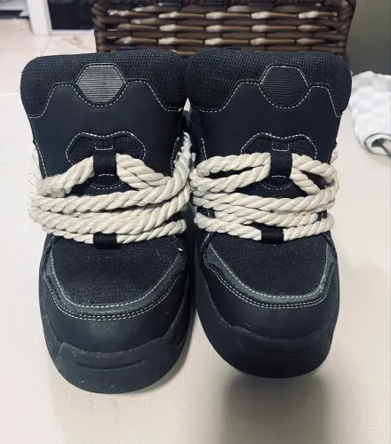Tênis de Skate com cadarços de cordas - original da Zara, em excelentes condições.