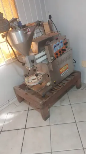 Vendo máquina industrial de salgado fechei uma padaria e quero vender tenho mais coisas