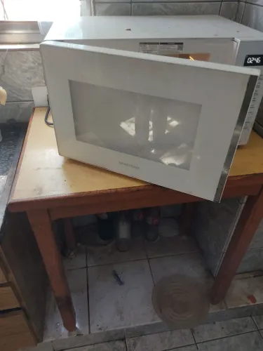 Microondas com mesa de madeira