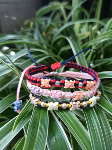 Pulseira macrame em duas cores com muiraquitã 