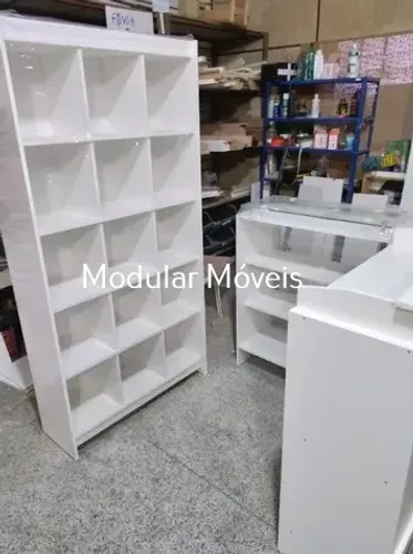 Balcão Caixa em L + Balcão Vitrine com Tampo de Vidro + Colmeia