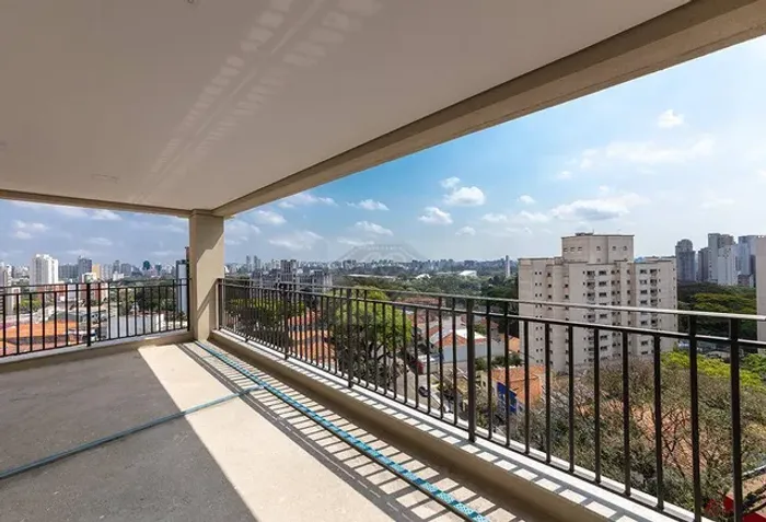 Cobertura à venda na Vila Mariana com 4 suítes e 6 vagas de garagem.