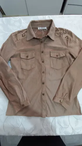 Camisa em sued cor castor, tam P. Marca Holin Stone. Manga longa