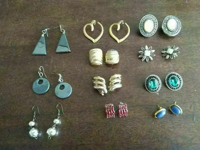 Vendo brincos de pressão e de orelha furada