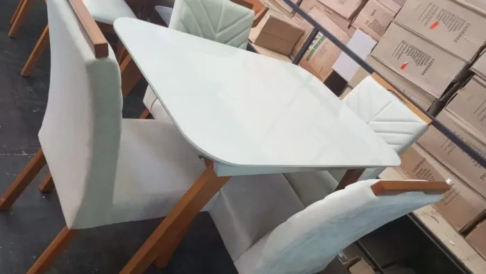 Mesa de jantar 1,20 /80 com 4 cadeiras de Madeira