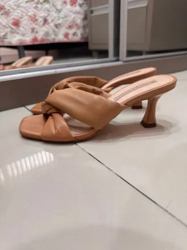 Sandália feminina bege - J.C. Bischoff