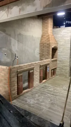 Churrasqueira com bancada no tijolo claro