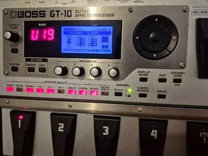 Pedaleira BOSS GT-10 (Excelente estado)