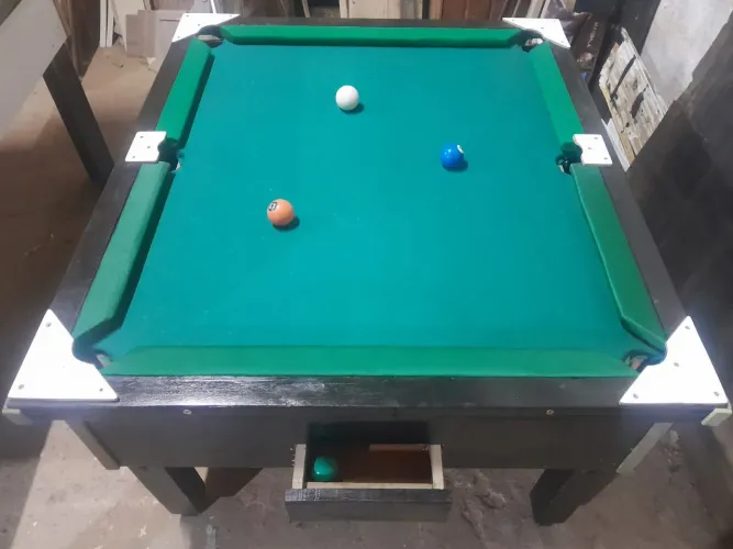 Mesa de sinuca infantil. Momentos de lazer e diversão