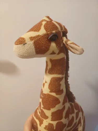 Girafa de pelúcia realista