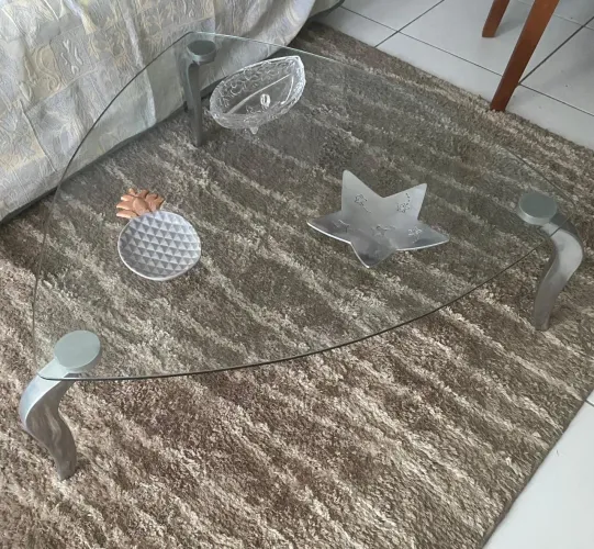 Mesa de centro de vidro com detalhes em alumínio