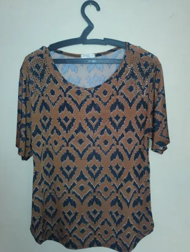 Camiseta feminina estampada AFINIDADE. TAMANHO G. COM PEDRARIAS. NOVA.