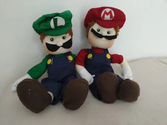 Bonecos Luigi e Mario