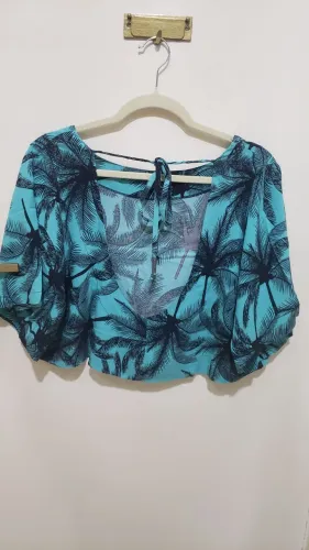Blusa  com estampa de palmeiras
