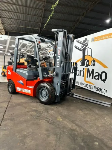 EMPILHADEIRA HELI MODELO : CPQD25 ANO : 2025 - 0KM TORRE : TRIPLEX 4,7 MTRS COM DESLOCADOR