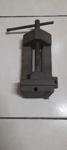 Morsa de bancada muito robusta