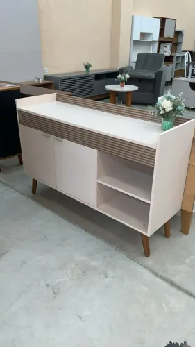 Buffet Demadeiro Com 2 Portas E Pés Retrô Detalhe Ripado Em 3D Freijó/Off White 