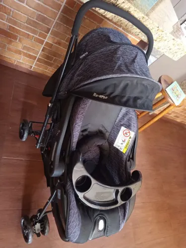 Carrinho de bebê com bebê conforto