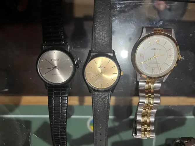 Três relogio antigos