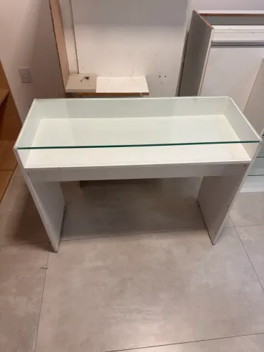Balcão expositor com vidro 