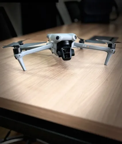Drone DJI Air 3 fly more com controle e tela (+3 baterias)