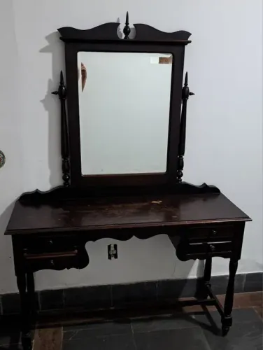 Penteadeira em madeira nobre, entalhada antiga.