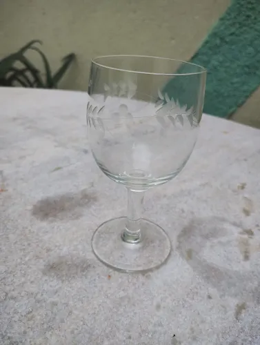 Jogo com 8 Taças de Vinho Branco em Vidro Lapidado - Estilo Vintage