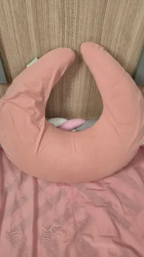Almofada de amamentação pouquíssimo usada da marca Yogi Baby e Co. Inclui duas capas,.