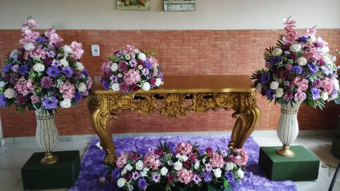 Mesa Dourada de resina Estilo Luiz XV Para decoração.