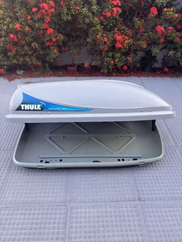 Bagageiro de teto Thule Ocean 100 com capacidade de 360L