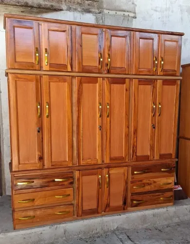 Guarda-Roupa de Madeira Maciça com Design Elegante