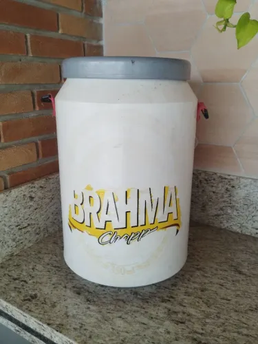 Cooler usado com capacidade para 24 latas. 