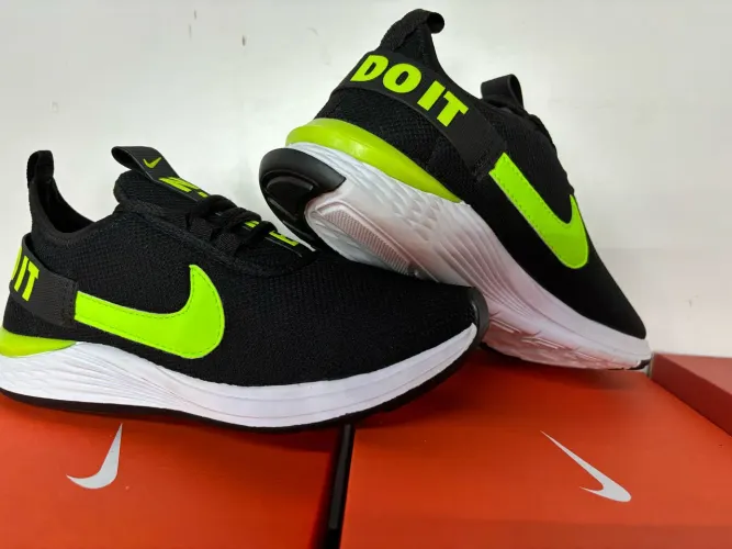 Tênis Nike Air Max - Preto com detalhes em Neon