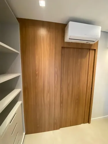Painel planejado com porta de correr