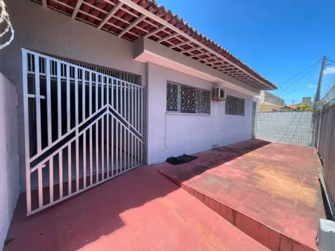 CP 027, Parangaba, Casa plana com 04 quartos, 04 vagas, 03 banheiros