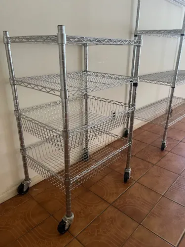 Estantes de Aço Inox com prateleiras removíveis e ajustáveis