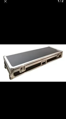 Hard Case rígida com rodinhas para teclados 6/8