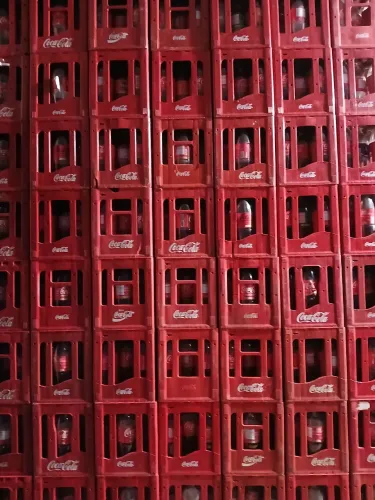Vende-se caixas Coca-Cola 2 litros retornável (engradados e vasilhames)