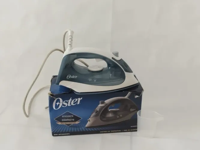 Ferro de Passar Roupa Oster Eficiente e Compacto