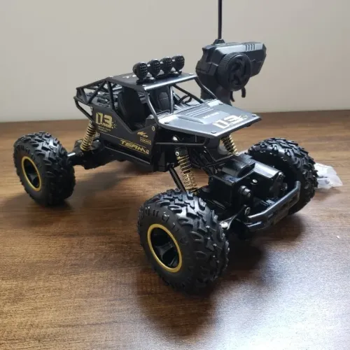 Carrinho de Controle Remoto Jeep 4x4 Off-Road Recarregável Suspensão Alta Pneus de Borrach