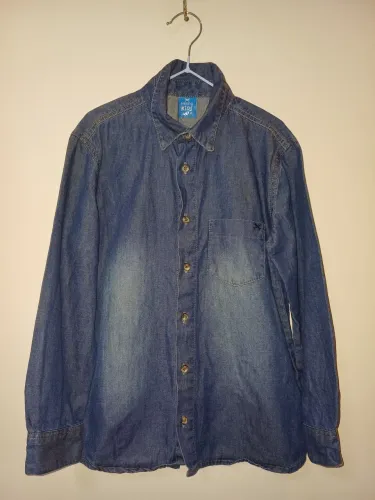 Camisa Jeans Infantil Hering Kids (semi-nova). Não é desgaste do jeans, é do modelo.