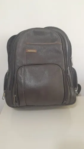 Bolsa em couro, em perfeito estado.