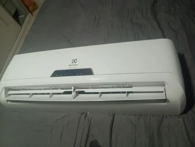Electrolux Color Adapt 9000 BTUs Quente-Frio Inverter 220V
