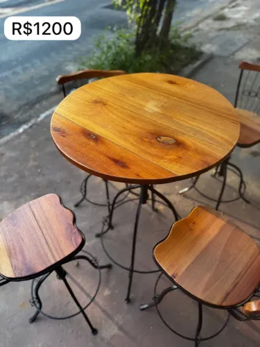 Mesa em madeira maciça com ajustes de altura para bares e restaurantes