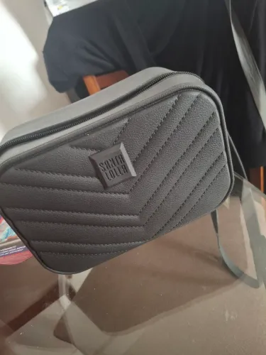 Bolsa lateral pequena na cor preta semi nova