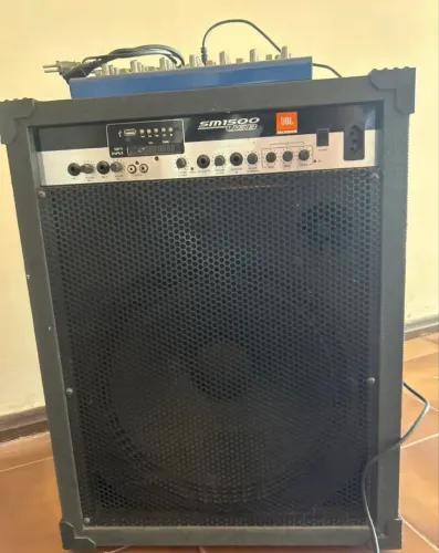 Kit de Som: Caixa Amplificada JBL SM1500 USB + Mesa de Som F7 7 Canais