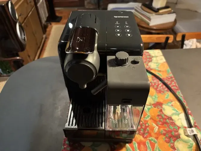 Cafeteira Nespresso Lattissima Touch Preta