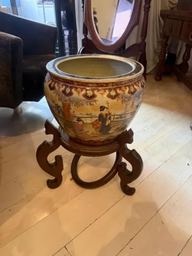 Vaso Chinês em Porcelana com Pés em madeira