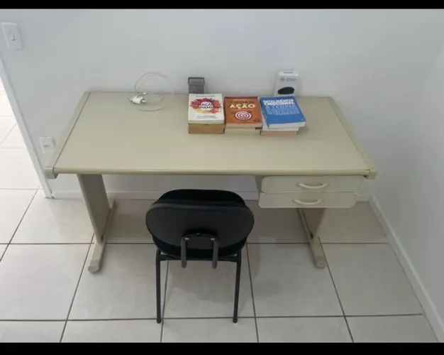 Mesa e cadeira (escritório/ estudos)