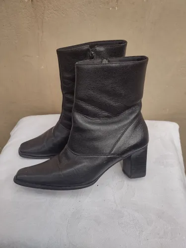 Par de botas femininas de couro marca Prego cor preta